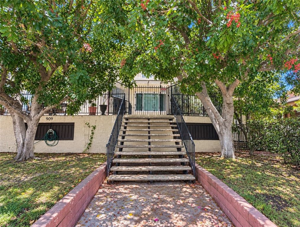 909 E Garfield, Glendale, CA 91205 — exterior