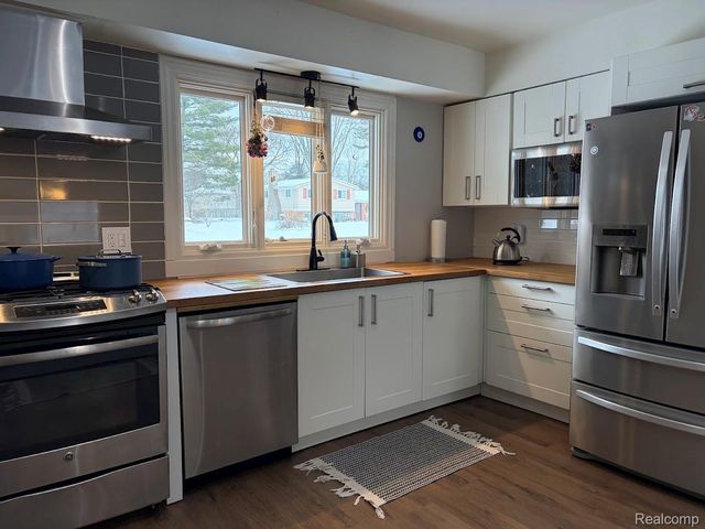 7070 Riverstone Road, West Bloomfield Charter Township, MI 48322