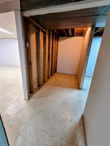 15700 Oakbrook Street, Romulus, MI 48174