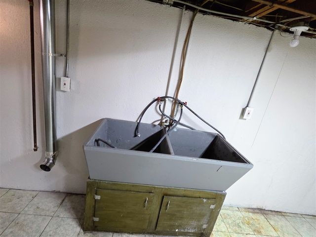 15700 Oakbrook Street, Romulus, MI 48174