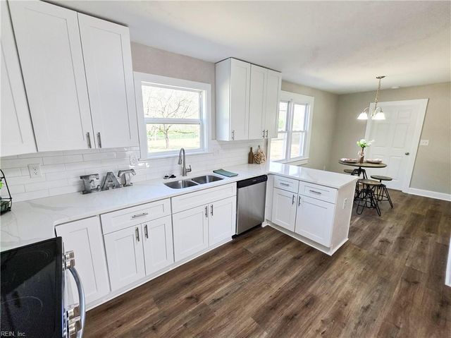 450 Kemp LN, Chesapeake, VA 23325