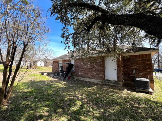 833 E Camp ST, La Grange, TX 78945