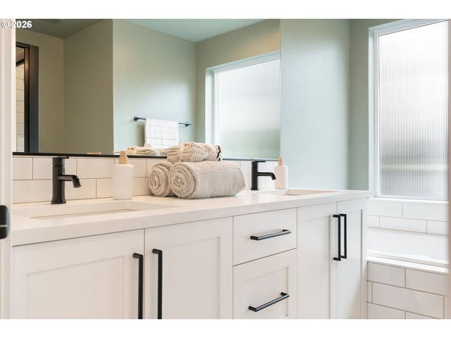 8454 N SEWARD Ave, Portland, OR 97217