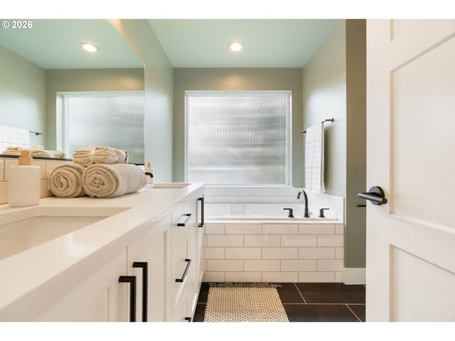 8454 N SEWARD Ave, Portland, OR 97217