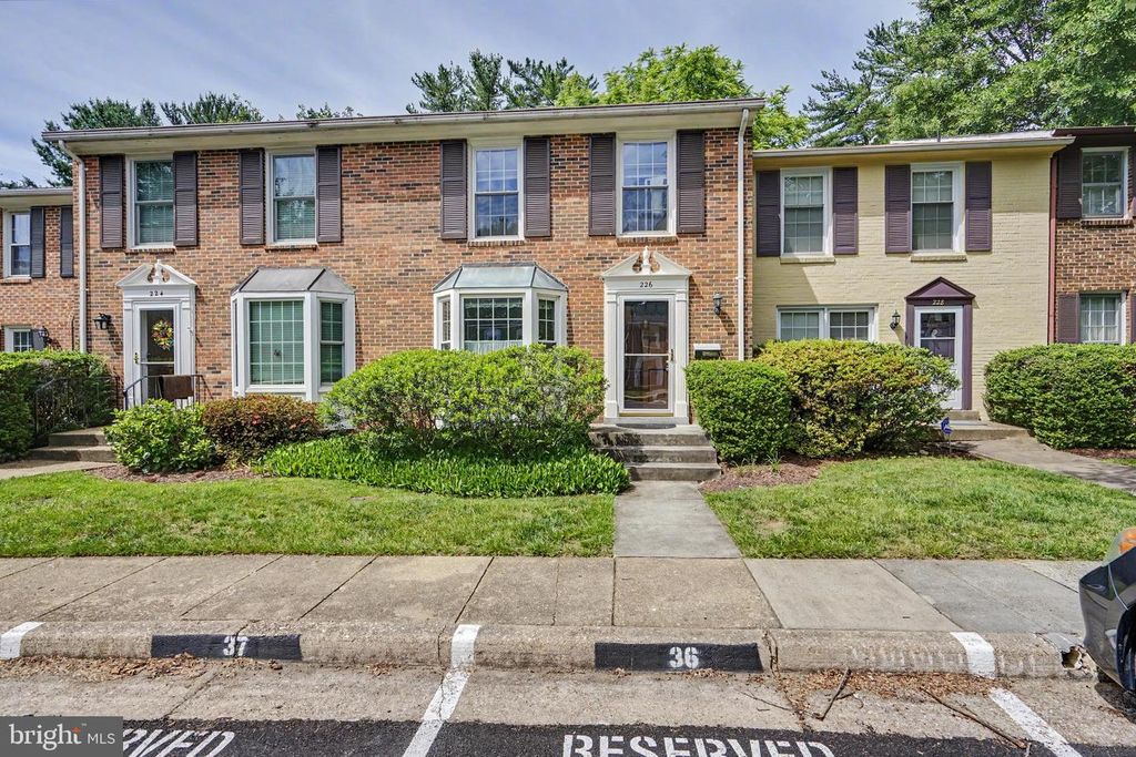 226 COMMONS DR NW, Vienna, VA 22180