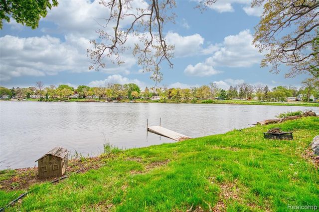 5985 Rowley Boulevard, Waterford, MI 48329