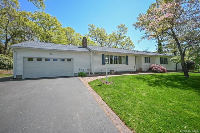 8 Roundabout Road, Smithtown, NY 11787
