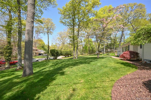 8 Roundabout Road, Smithtown, NY 11787