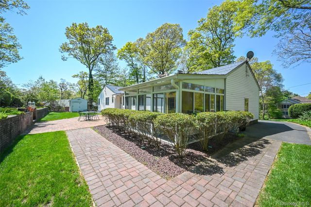 8 Roundabout Road, Smithtown, NY 11787