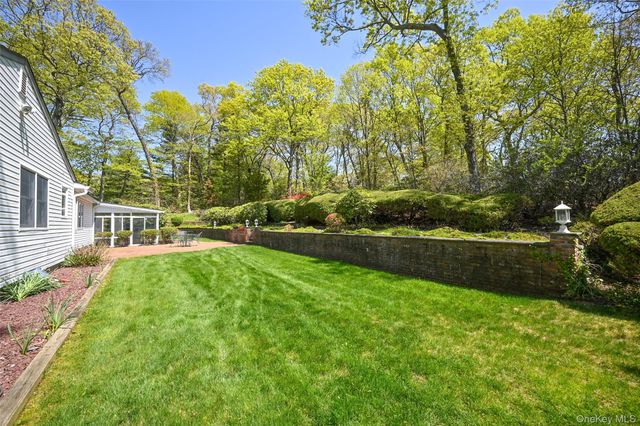 8 Roundabout Road, Smithtown, NY 11787