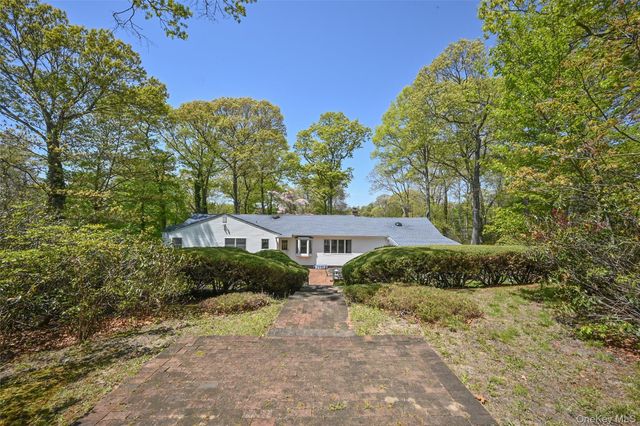 8 Roundabout Road, Smithtown, NY 11787