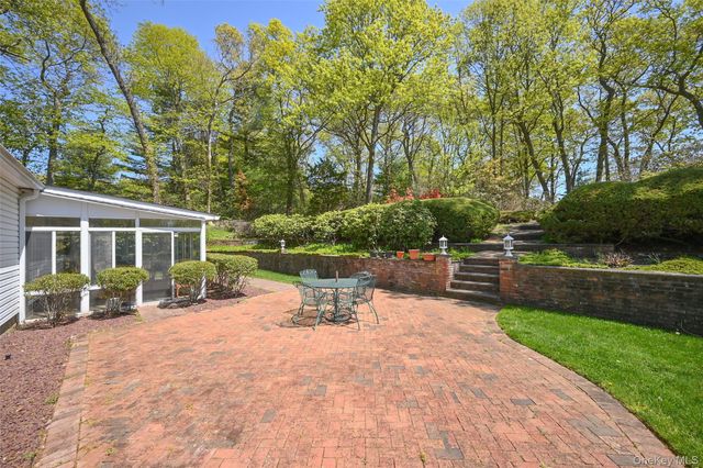 8 Roundabout Road, Smithtown, NY 11787