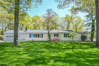 8 Roundabout Road, Smithtown, NY 11787