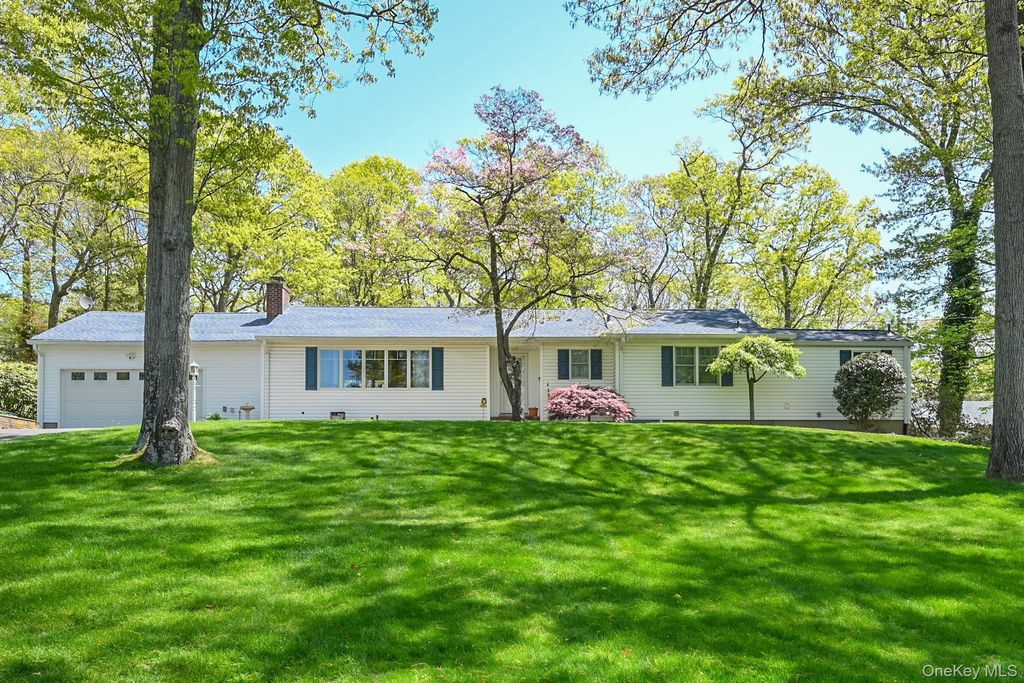 8 Roundabout Road, Smithtown, NY 11787