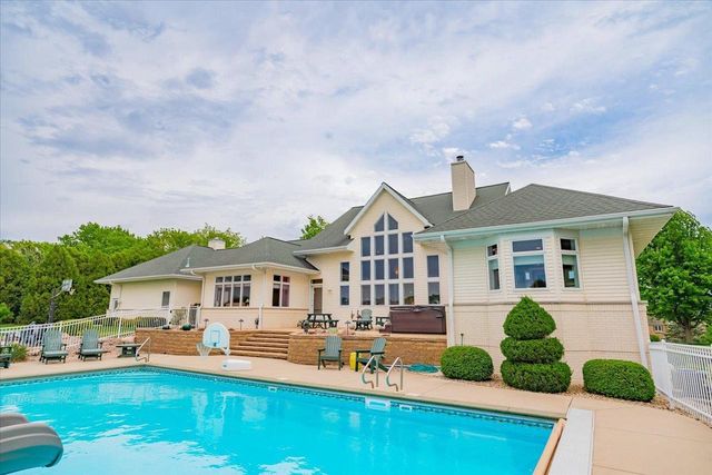 5571 Surrey Lane, Waunakee, WI 53597