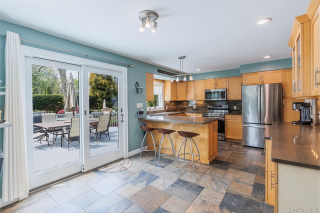 10 Irvinlee Place, East Northport, NY 11731