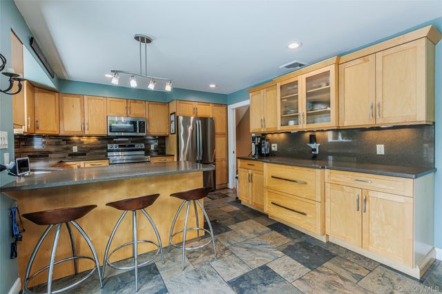 10 Irvinlee Place, East Northport, NY 11731