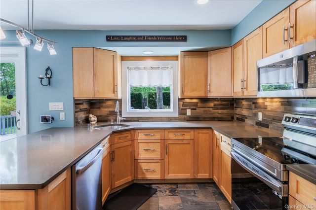 10 Irvinlee Place, East Northport, NY 11731