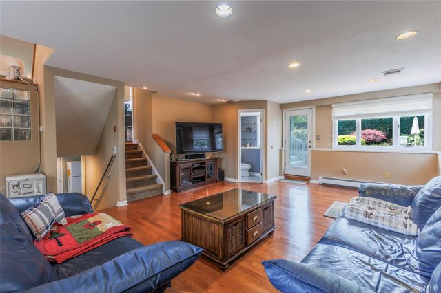 10 Irvinlee Place, East Northport, NY 11731