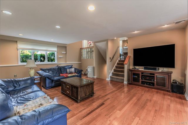 10 Irvinlee Place, East Northport, NY 11731