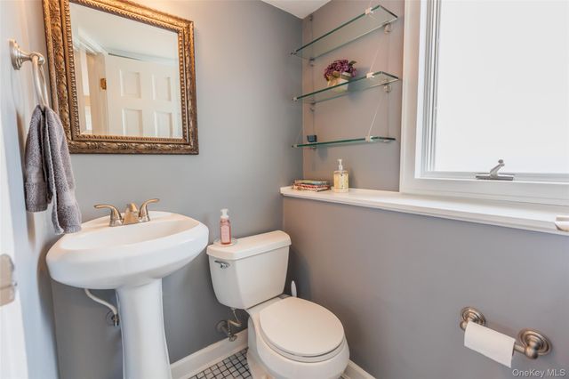 10 Irvinlee Place, East Northport, NY 11731