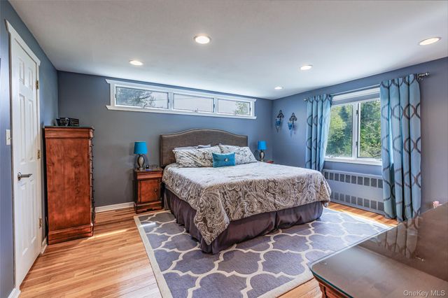 10 Irvinlee Place, East Northport, NY 11731