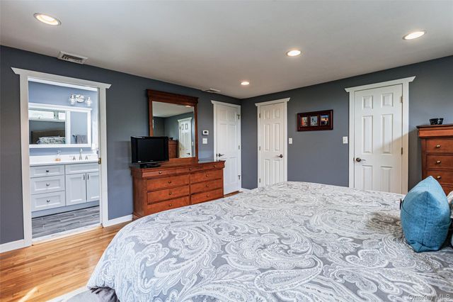 10 Irvinlee Place, East Northport, NY 11731