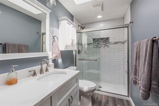 10 Irvinlee Place, East Northport, NY 11731