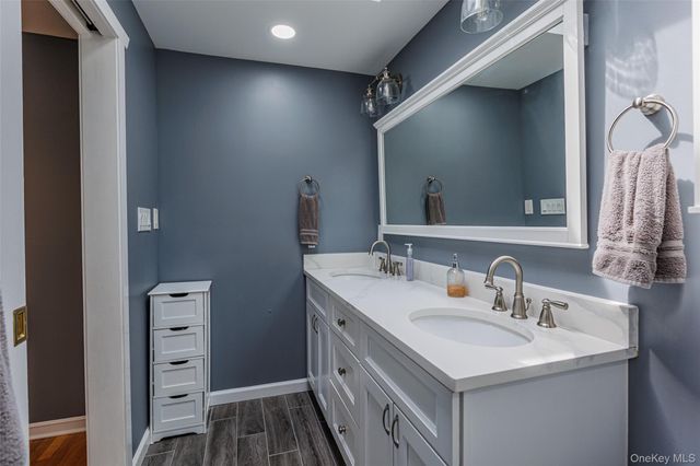 10 Irvinlee Place, East Northport, NY 11731