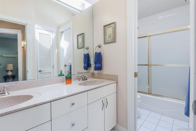 10 Irvinlee Place, East Northport, NY 11731