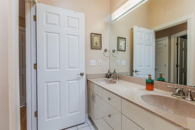 10 Irvinlee Place, East Northport, NY 11731