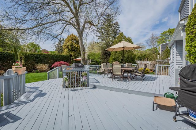 10 Irvinlee Place, East Northport, NY 11731