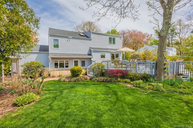 10 Irvinlee Place, East Northport, NY 11731