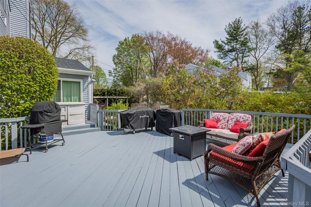 10 Irvinlee Place, East Northport, NY 11731