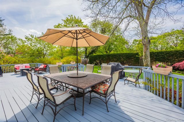 10 Irvinlee Place, East Northport, NY 11731