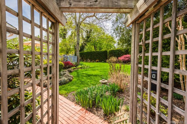 10 Irvinlee Place, East Northport, NY 11731