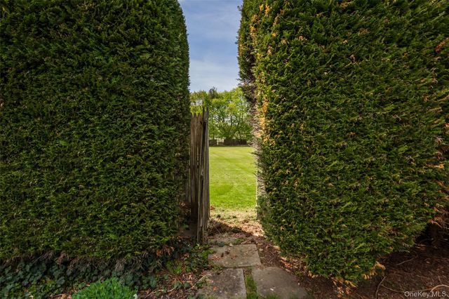 10 Irvinlee Place, East Northport, NY 11731