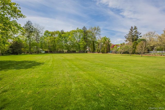 10 Irvinlee Place, East Northport, NY 11731