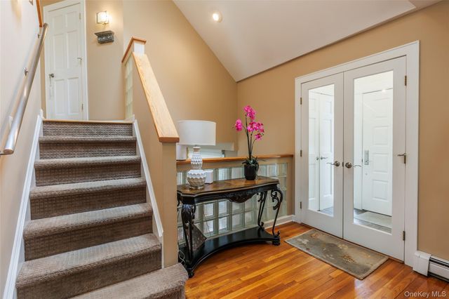 10 Irvinlee Place, East Northport, NY 11731