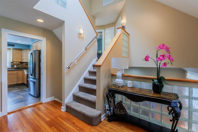 10 Irvinlee Place, East Northport, NY 11731