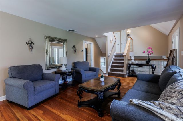 10 Irvinlee Place, East Northport, NY 11731