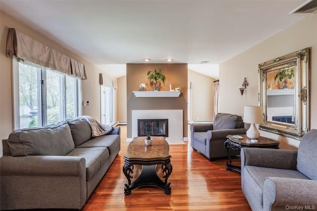 10 Irvinlee Place, East Northport, NY 11731