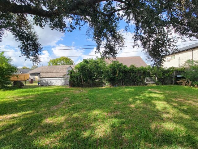 2114 Yorktown Court N, League City, TX 77573