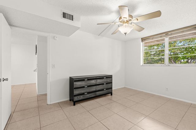 9340 Lagoon Place 206, Davie, FL 33324