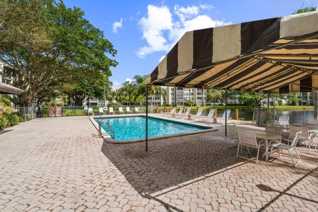 9340 Lagoon Place 206, Davie, FL 33324