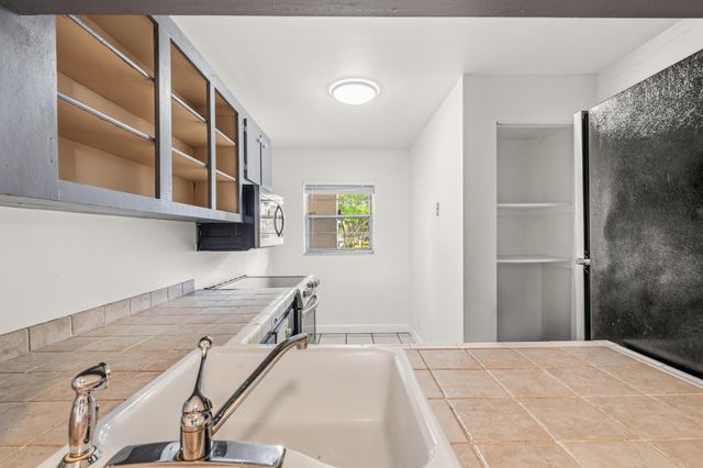 9340 Lagoon Place 206, Davie, FL 33324