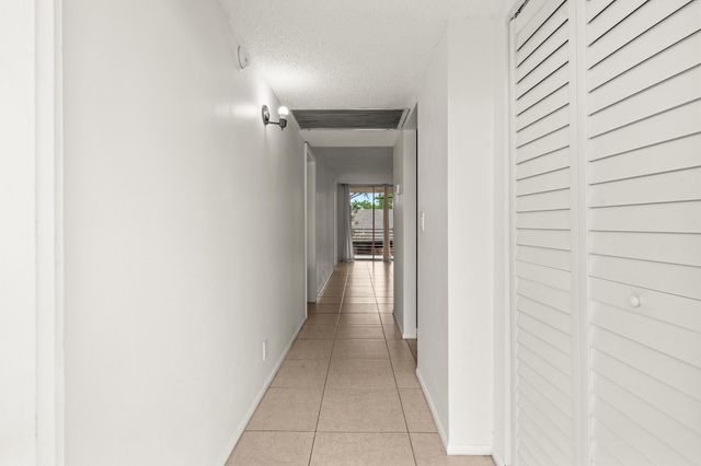 9340 Lagoon Place 206, Davie, FL 33324