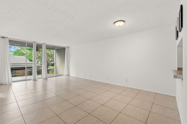 9340 Lagoon Place 206, Davie, FL 33324