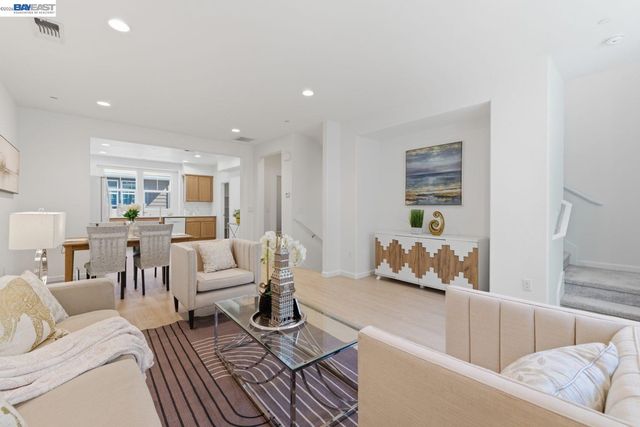 6677 S Mariposa Ln, Dublin, CA 94568