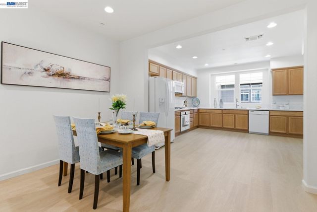 6677 S Mariposa Ln, Dublin, CA 94568
